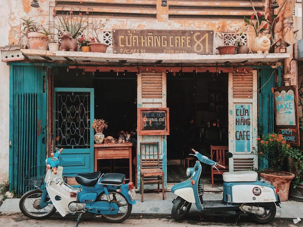 Cà phê Sài Gòn ở khắp nơi, từ quán cóc ven đường đến cửa hàng sang trọng.